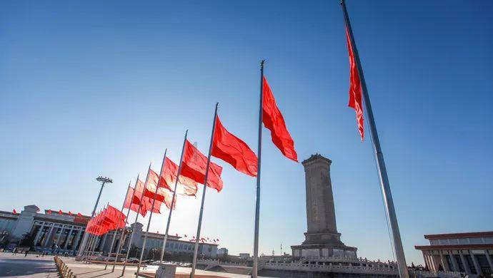 爷爷摔伤奶奶陪同就医 全程紧紧握着爷爷的手没松开过